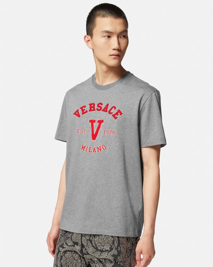 Versace üniversite logolu tişört erkekler gri Giyim B0HHR81403