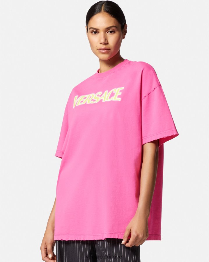Versace eskitilmiş logolu tişört kadınlar pembe Giyim B0HHR8152