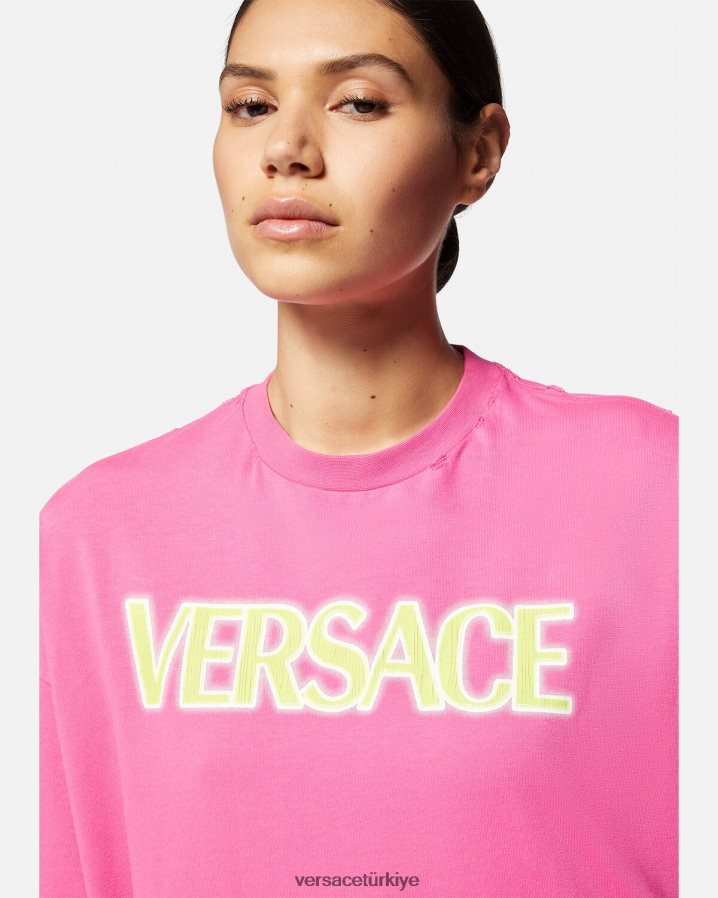 Versace eskitilmiş logolu tişört kadınlar pembe Giyim B0HHR8152